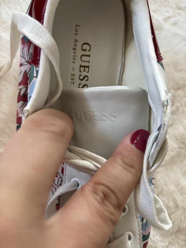Buty sportowe Guess r. 40 25 cm biale wiazane w kwiaty biala podeszwa
