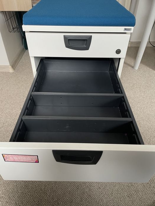 Szafka biurowa na kółkach - kontenerek Kinnarps z siedziskiem