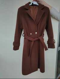 Nowy nieużywany brązowy płaszcz z kieszeniami