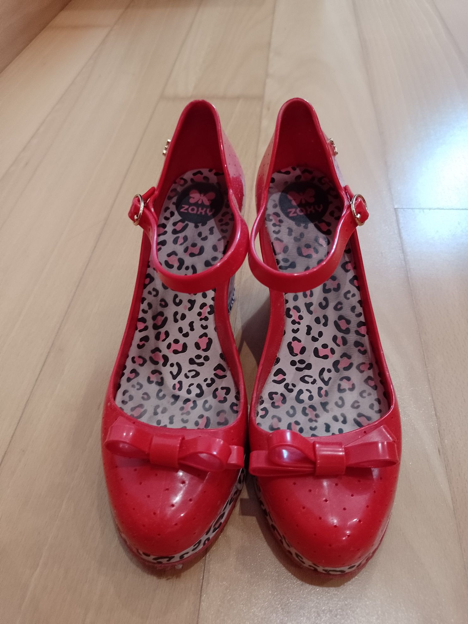 Sapatos vermelhos de plataforma