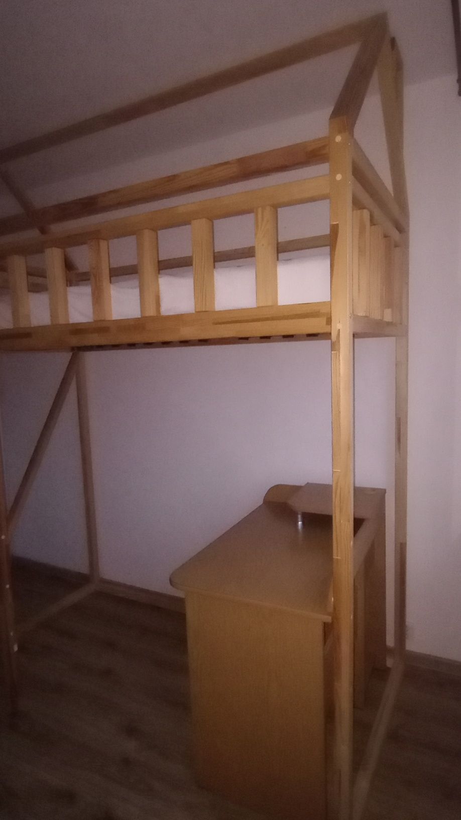 Łóżko piętrowe z antresolą