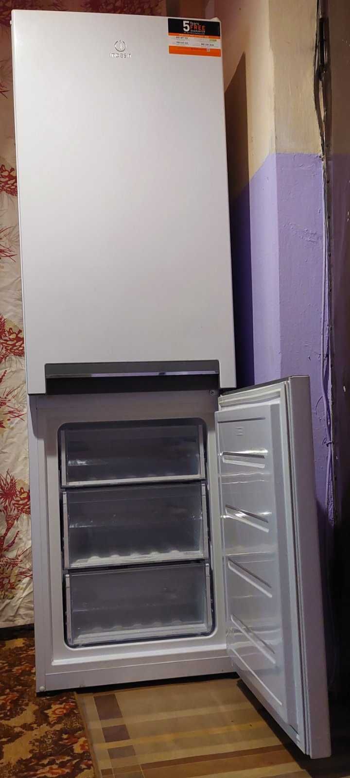 Продам холодильник INDESIT L18 S1 W
