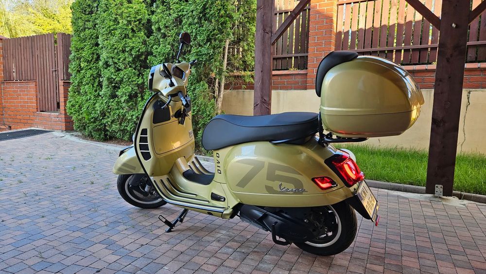 Piaggio Vespa GTS 300 Giallo 75th Anniversary
