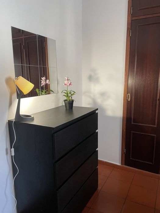 Aluga se quarto com wc privado