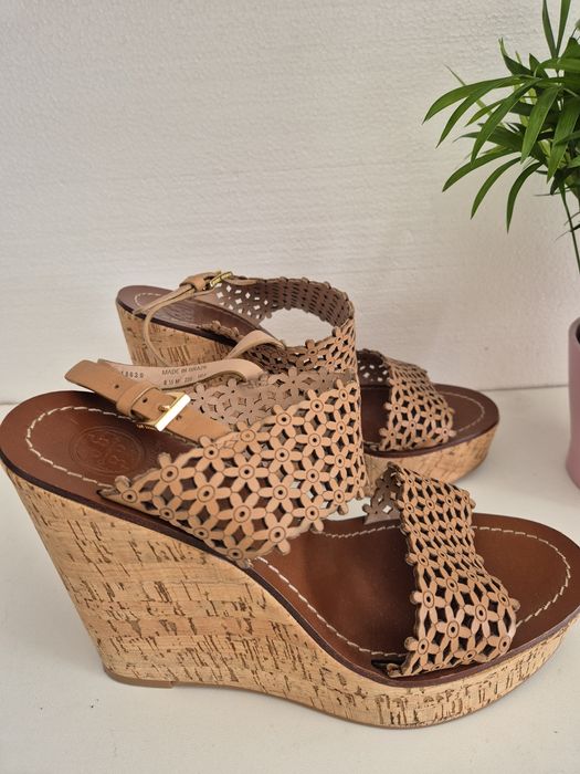 Sandálias altas da marca Tory Burch