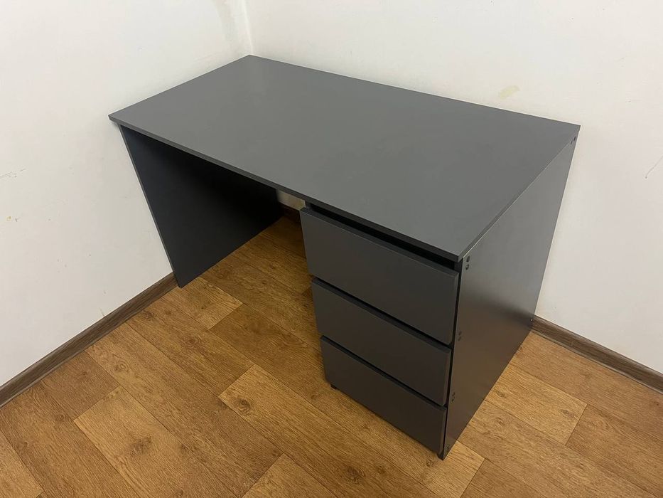 Письменный стол с ящиками