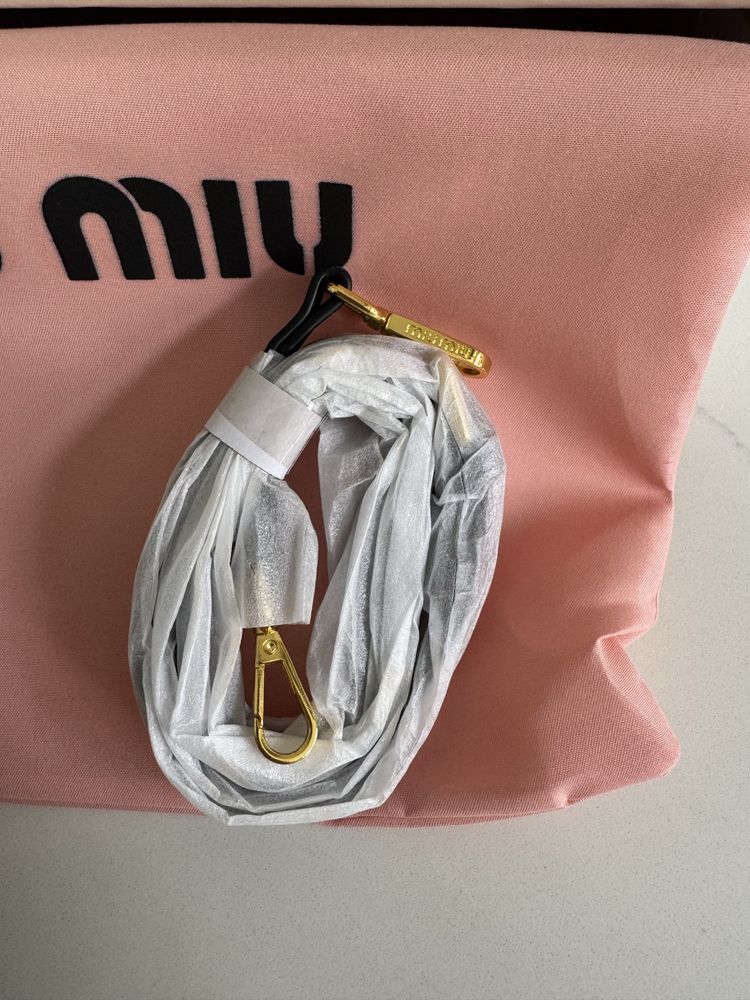 Mala preta da Miu Miu