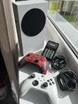 Xbox Series S + 2 pady + akcesoria stan Igła