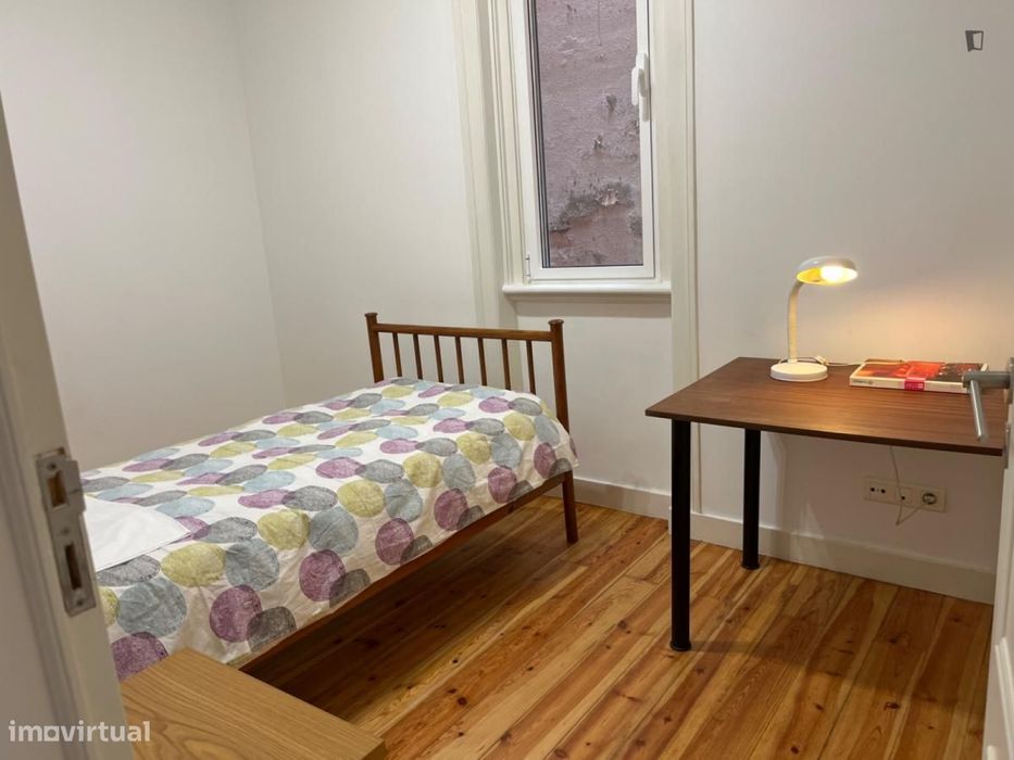 Quarto - localizado em Penha Lisbon