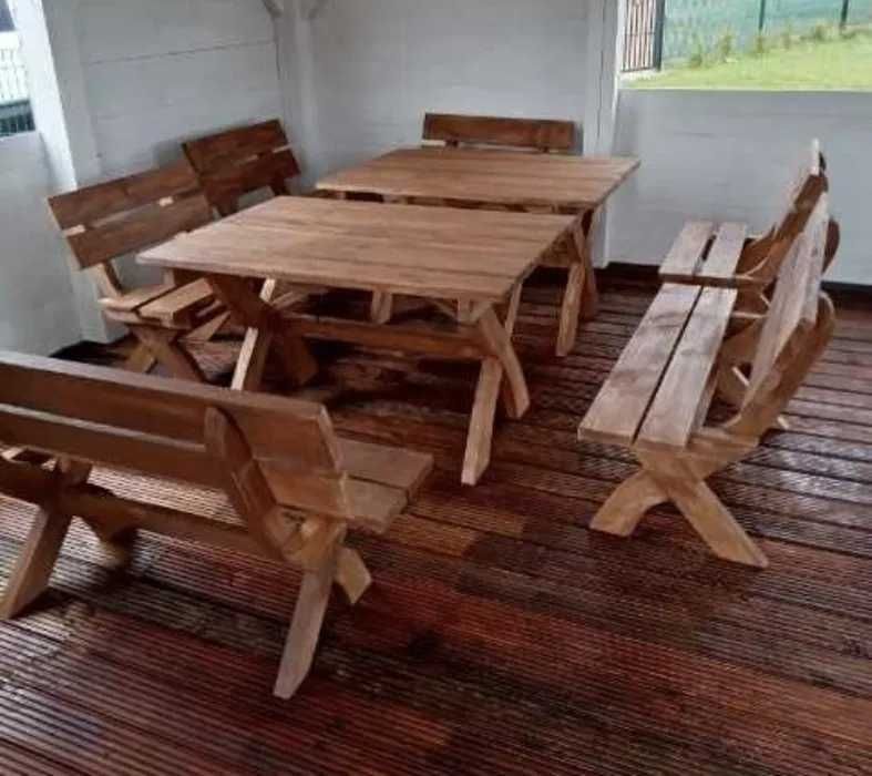 drewniany stół plus dwie ławki