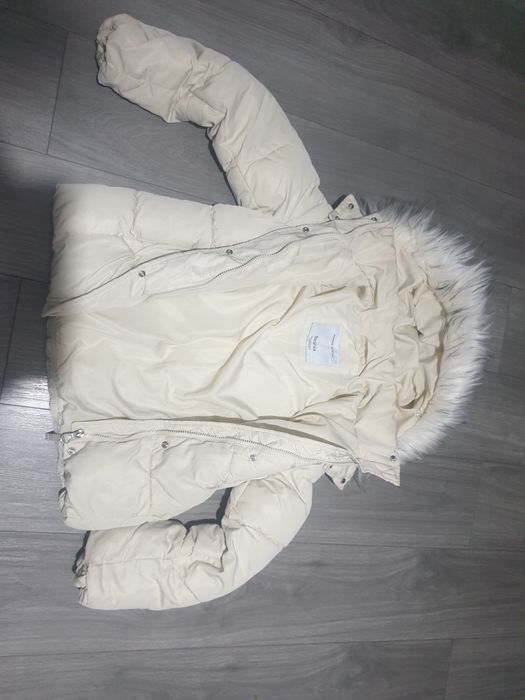 Bershka kurtka XS (34) ocieplana pikowana damska kremowa ecri futerko
