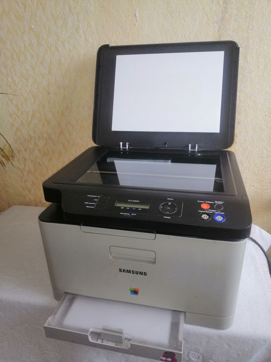 Продам Принтер Samsung CLX3305W