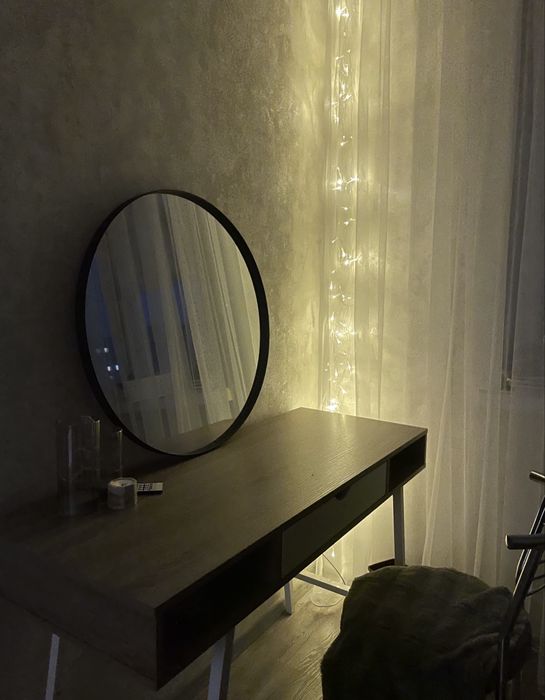 Столик/ дзеркало можливо комплекто а можливо окремо