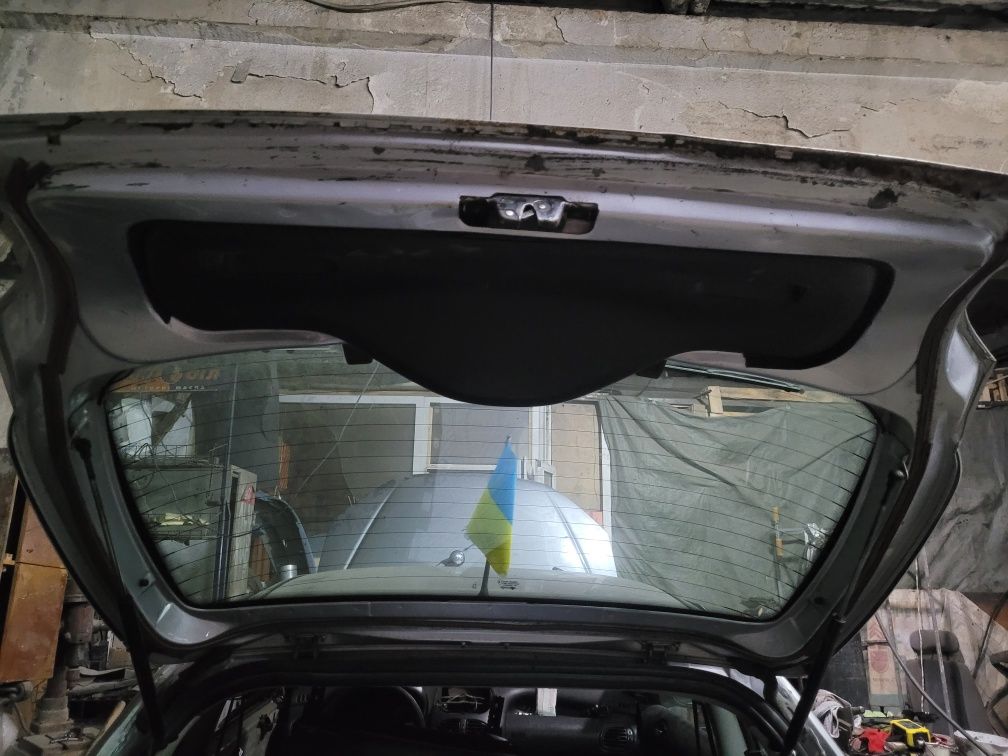 Крышка багажникника на Peugeot 206