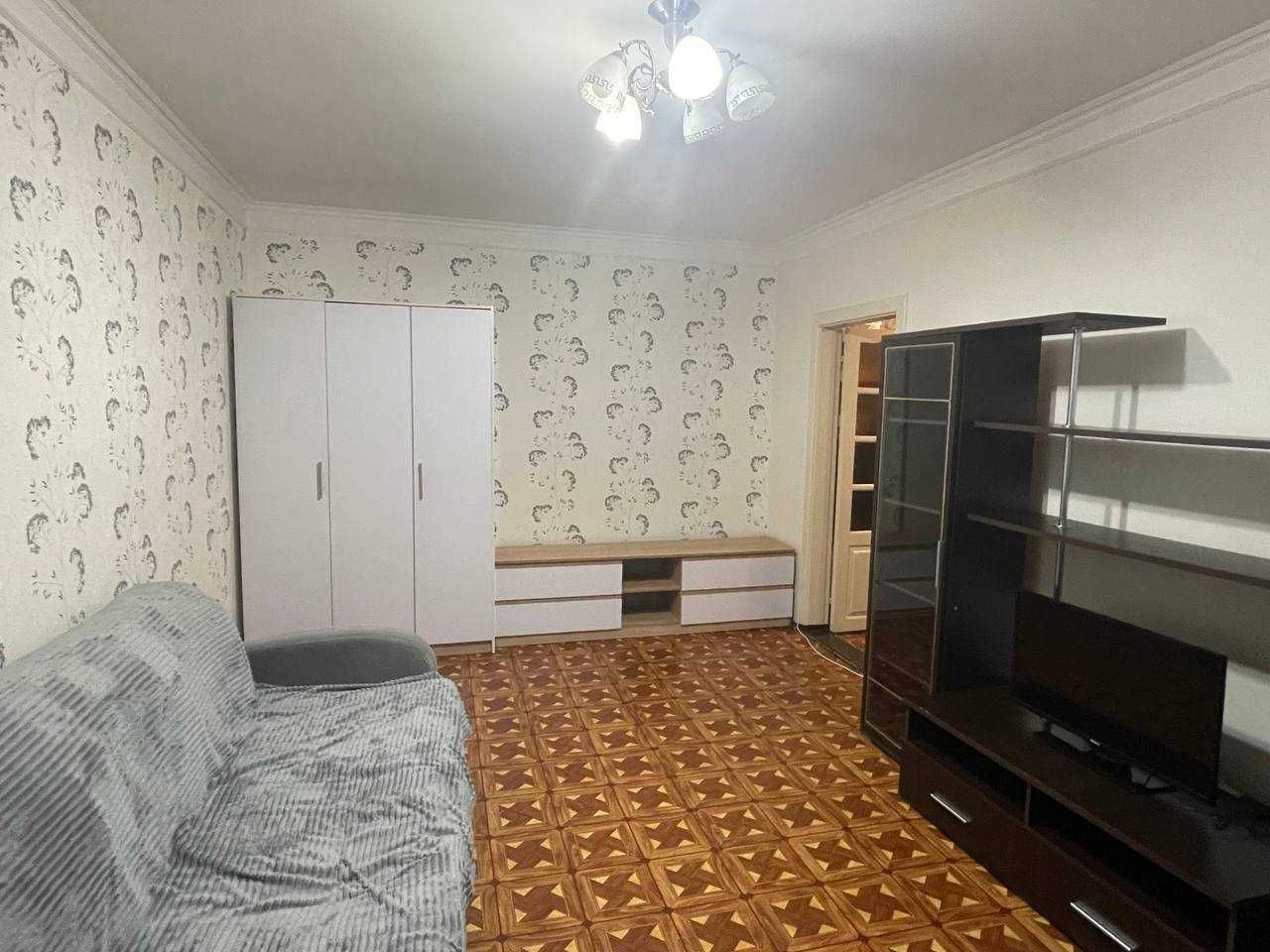 Диван 2х спальний. Розкладний з креслом. Б/В. Потребує перетяжку.