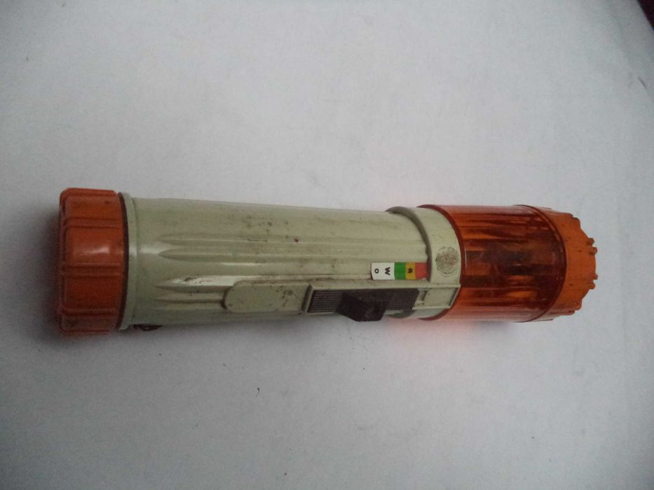 Stara latarka sygnalizacyjna kolorowa z lat 80. niesprawna