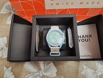 Omega x Swatch Uranus SO33L100 – Gazowy Olbrzym na Nadgarstku