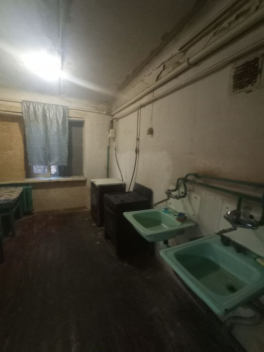 Продам МЕГА -дешевую гостинку метро Индустриальная 1-а минута