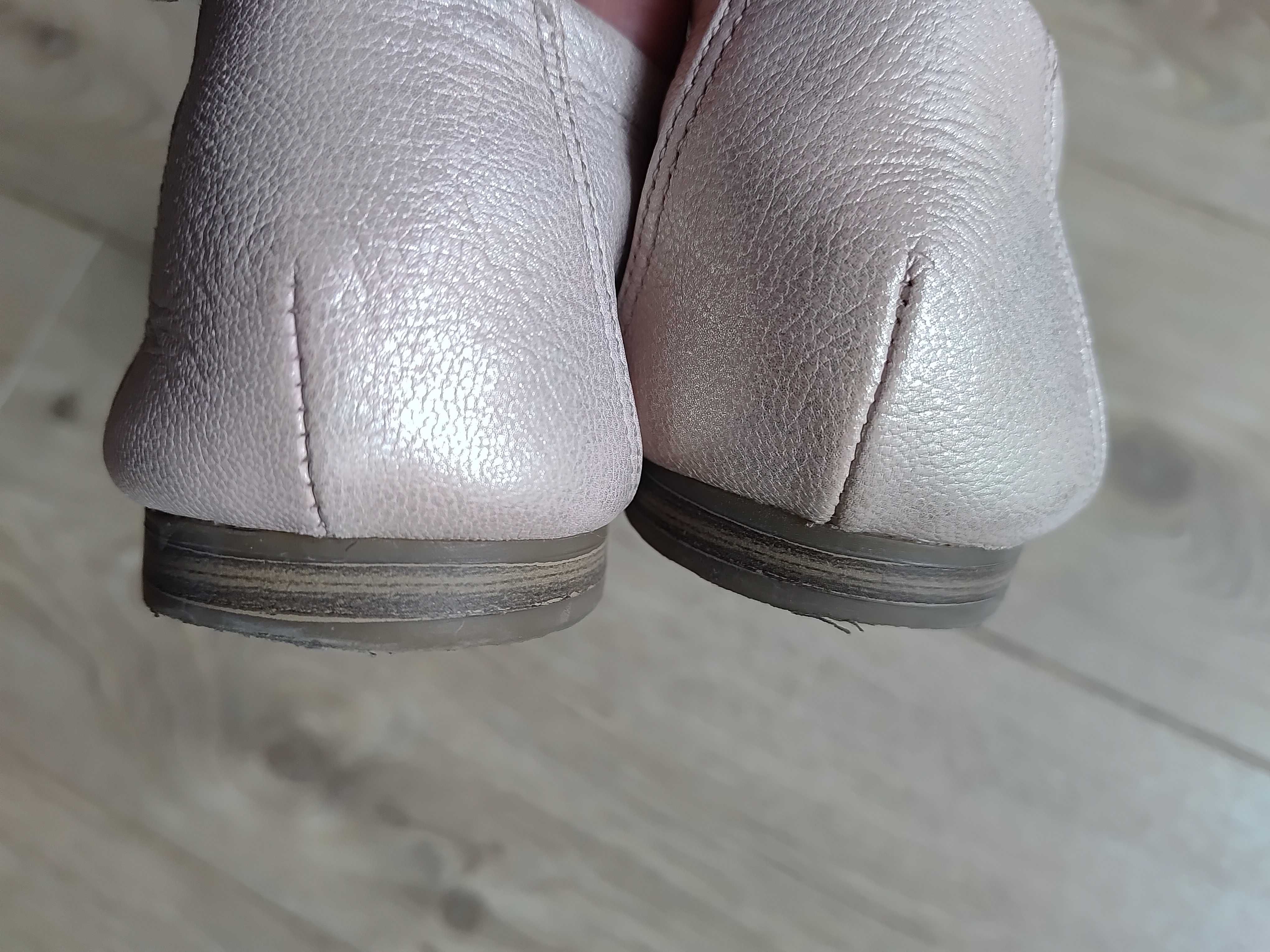 Mokasyny damskie TAMARIS skóra rozm. 40, stan idealny, perłowe