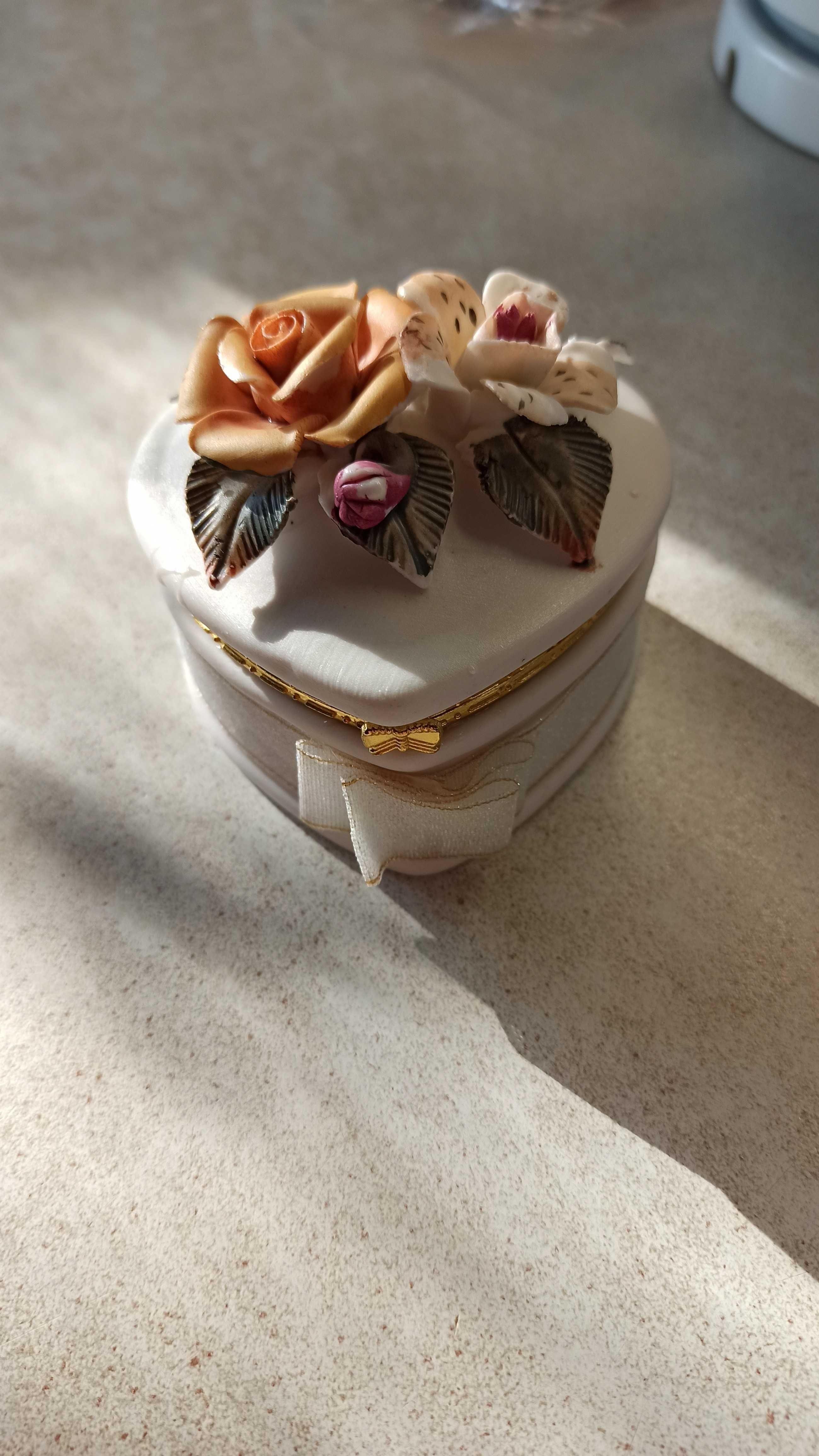 Керамическая шкатулка в виде сердечка, с цветами. Англия.