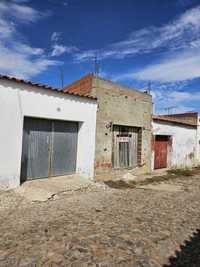 Vende prédio urbano: Cuba - Alentejo; Localização central, 2 acessos.