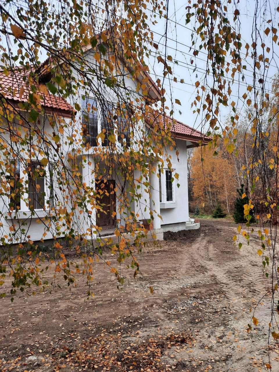 Продається затишний будинок в котеджному містечку в  Рославичах.