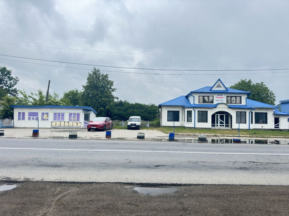 Хорша інвестиція!!! Приміщення 250кв + 20соток по трасі в с. Берегомет