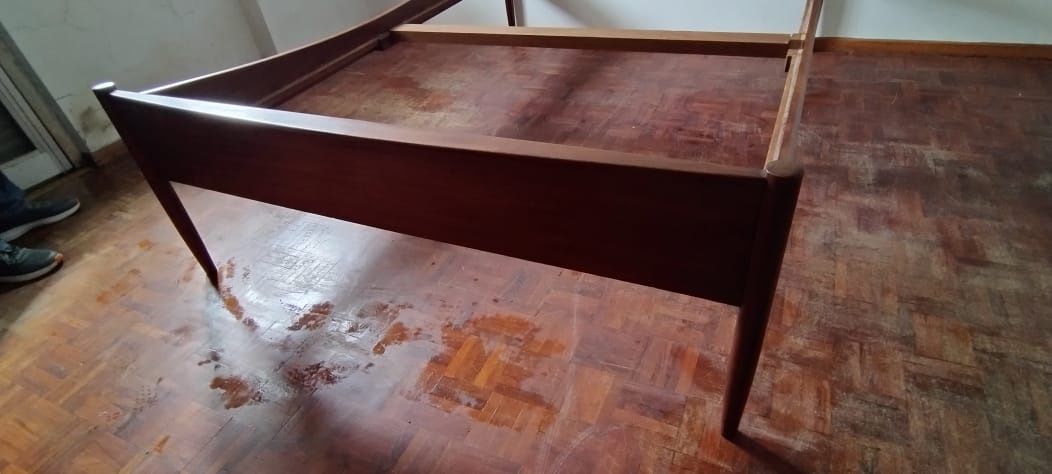Cama de madeira dos anos 70