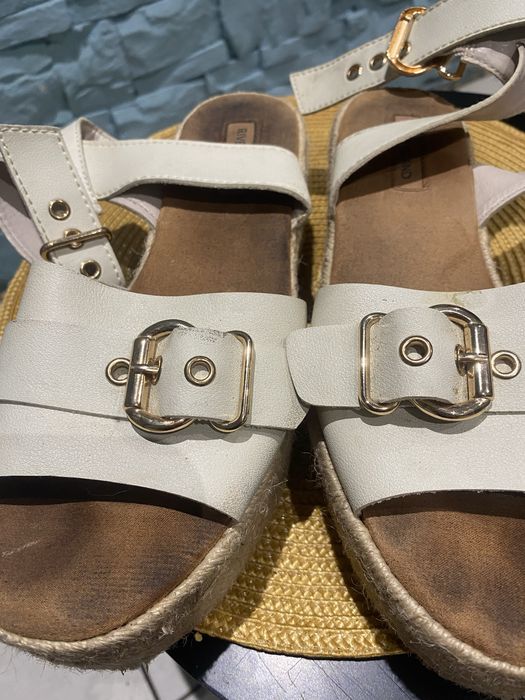 Sandały na platformie .