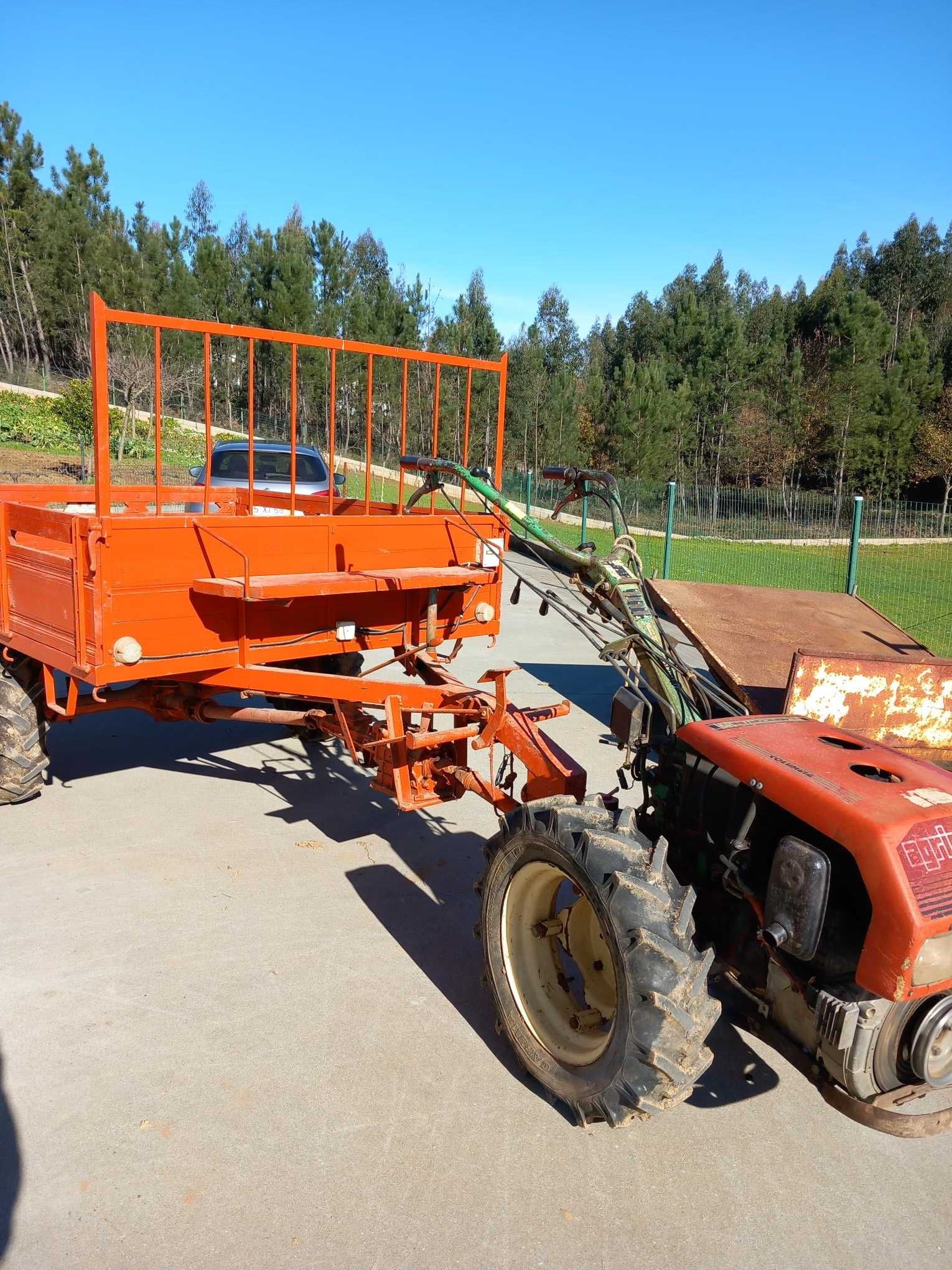 Motocultivador com reboque Charrua e frese