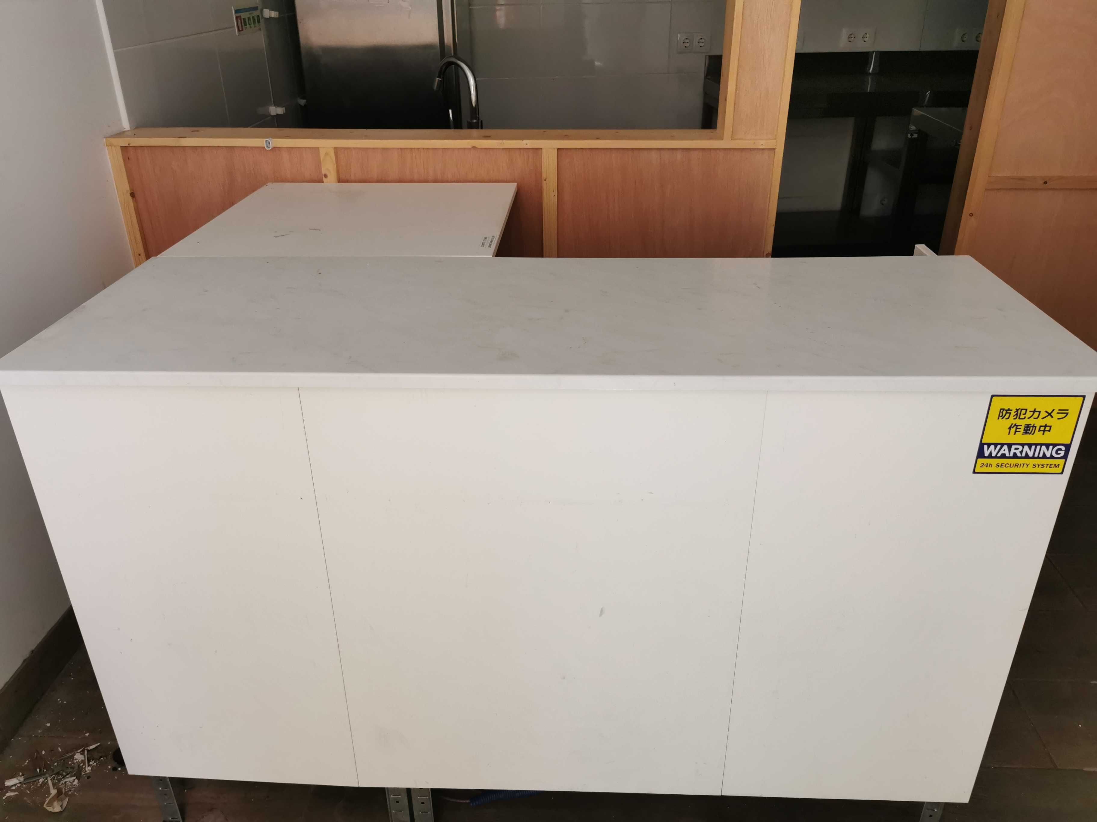 Bancada em branco com arrumação - Gratis