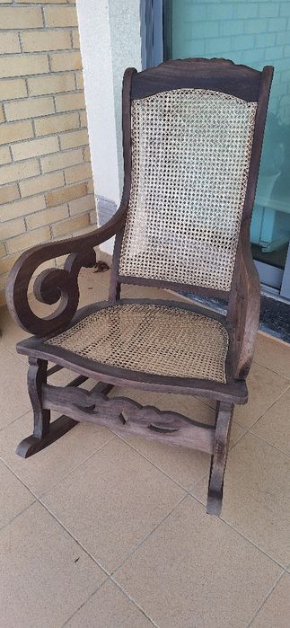 Cadeira baloiço de madeira