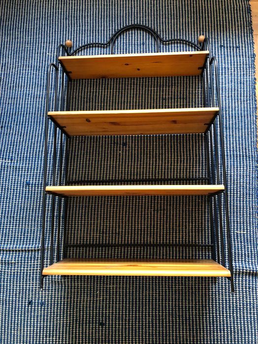 Móvel em ferro com prateleiras em madeira