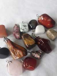 Kolekcja starych wisiorków z naturalnych kamieni