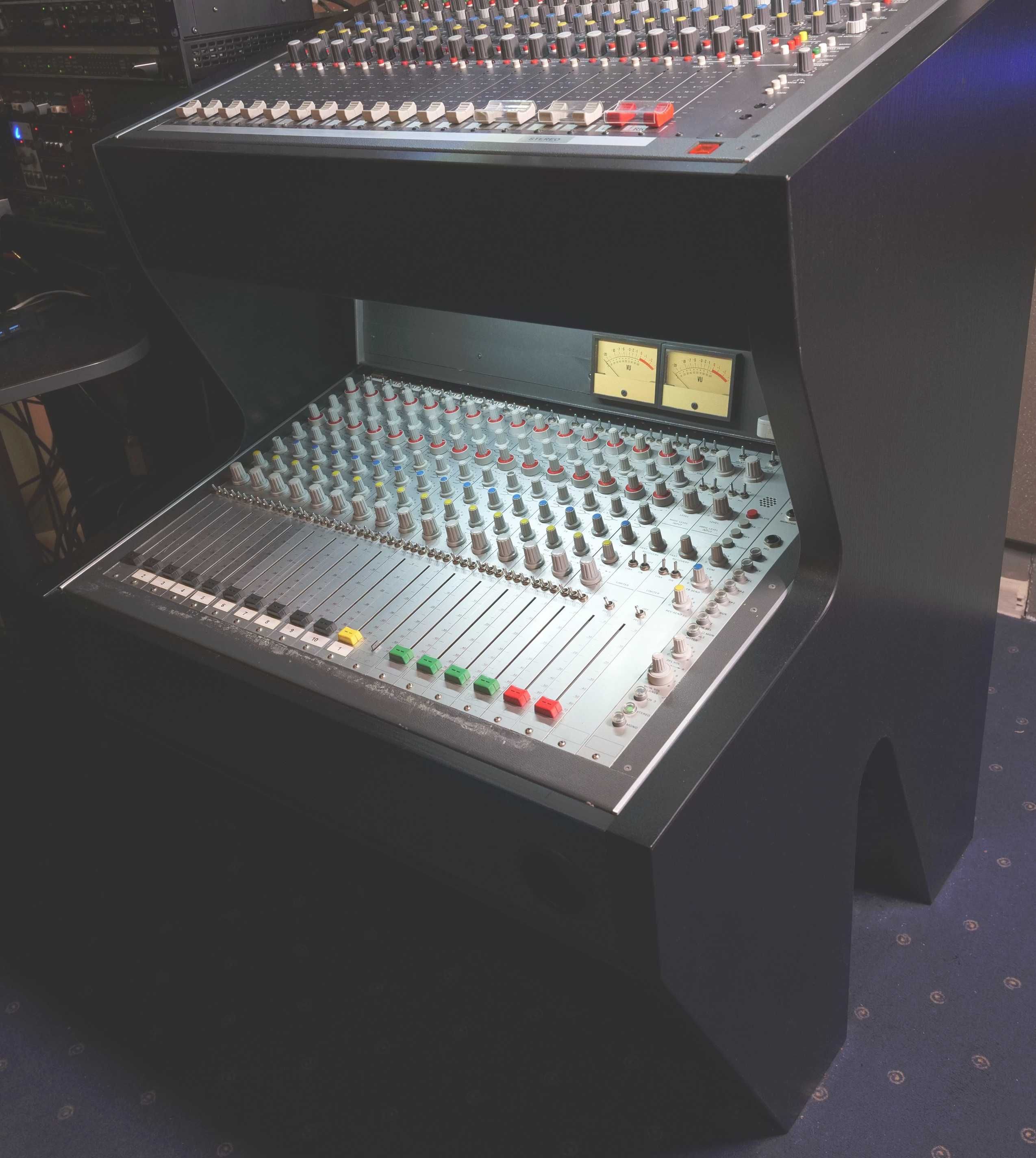 Studer 269 i 962. 2 analogowe miksery/sumatory audio. Łącznie 32 tory.