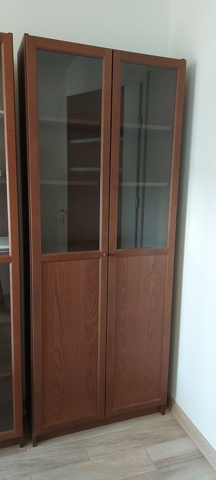 Szafa przeszklona do połowy