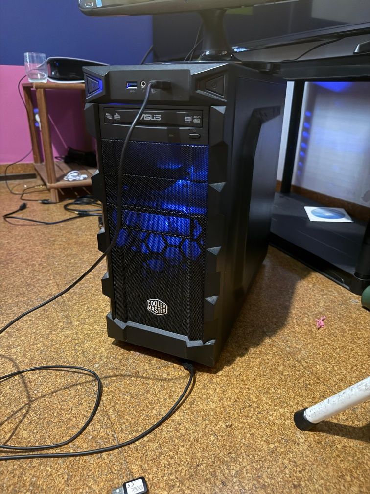 Computador fixo, com rato , teclado e monitor