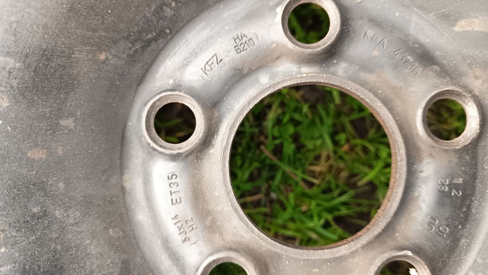 Zimowe opony 14 cali z felgami VW