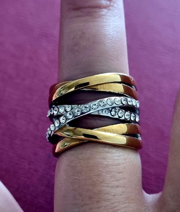 Anel bicolor, em aço, com 2 fiadas de zirconias cruzadas. T17