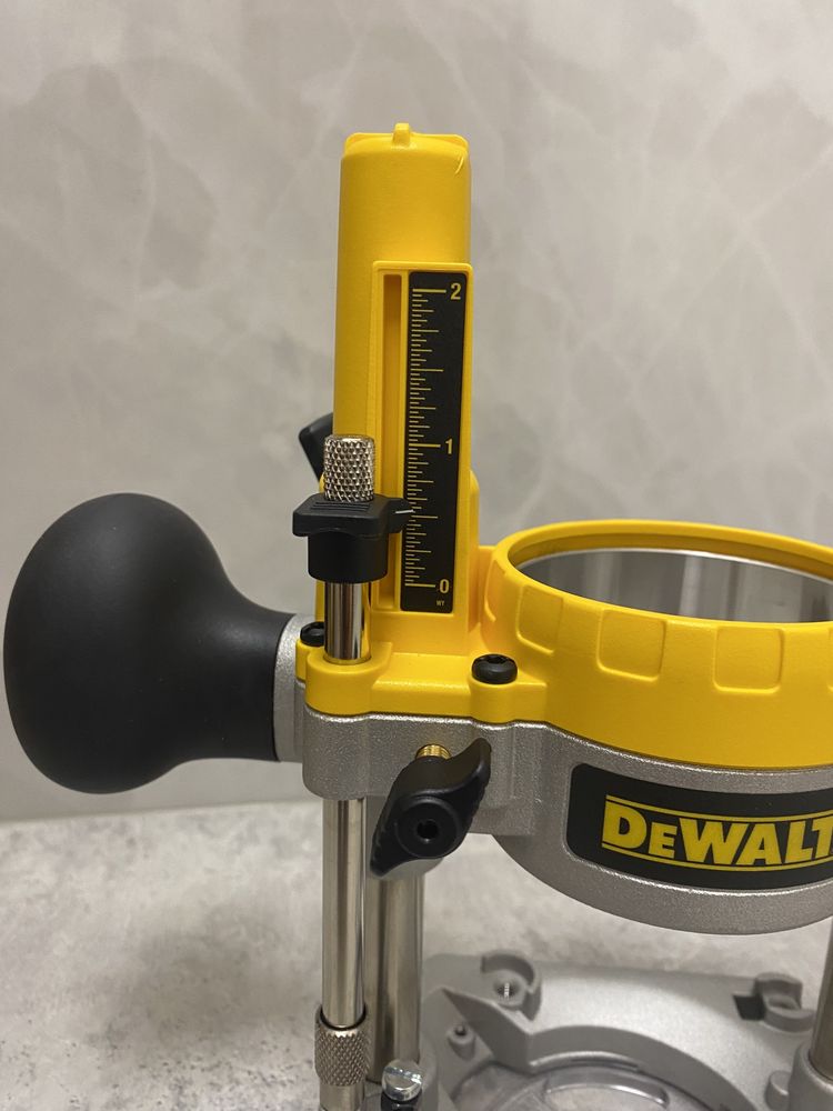 DeWALT DNP612 погружна база для фрезера (DCW600)