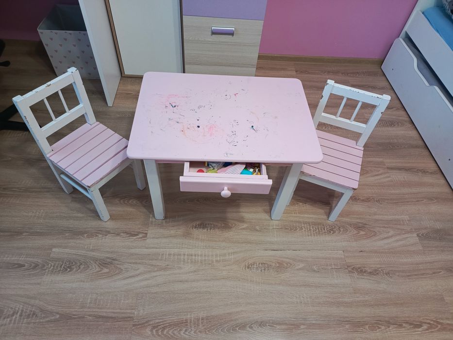 Stolik i krzesełka dla dziecka