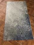Tapete sombre azul e cinza