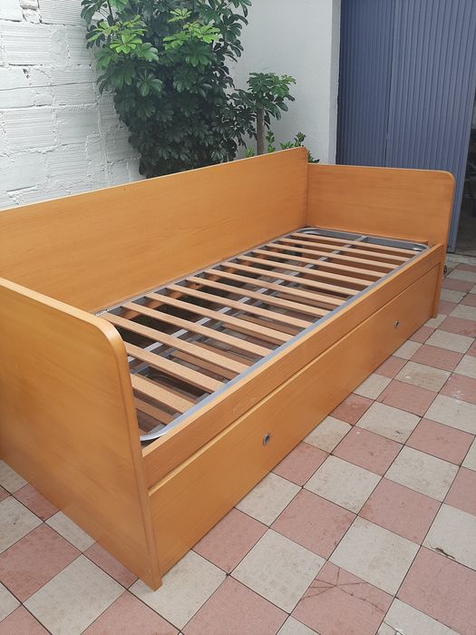 Cama de solteiro, com gaveta com cama. Em madeira aglomerado
