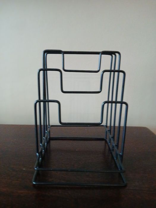 Metalowy stojak na deski do krojenia