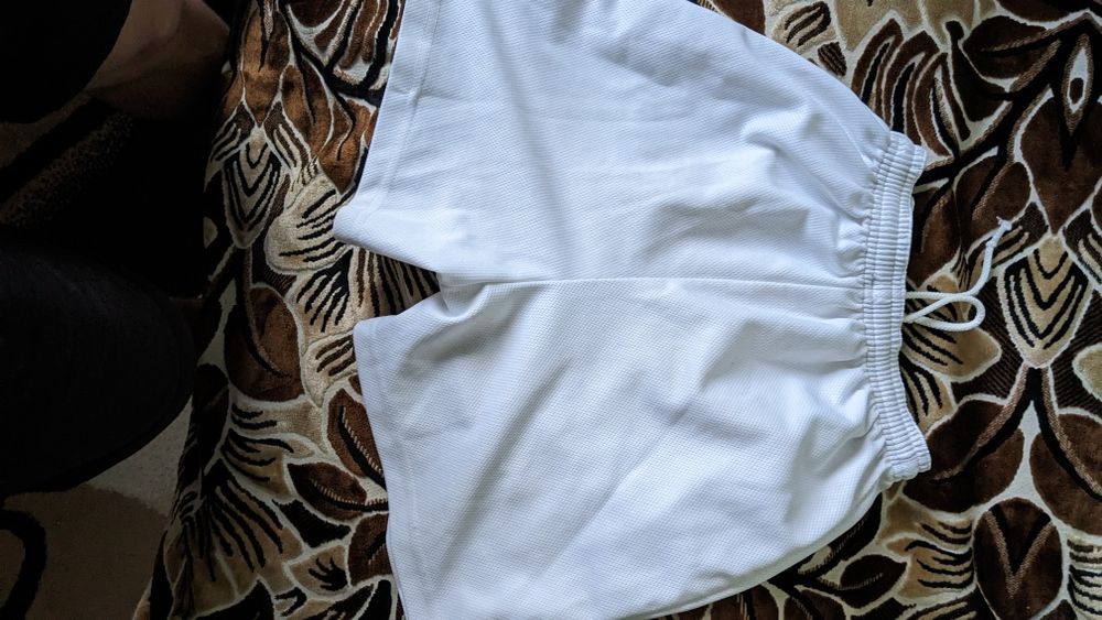 білі спортивні шорти