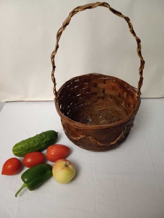 Кошик плетений з довгою ручкою.