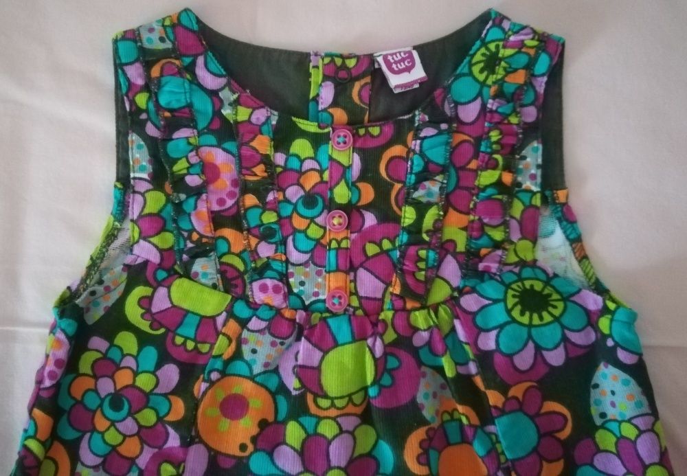 Vestido da tuc tuc com casaco impermeável