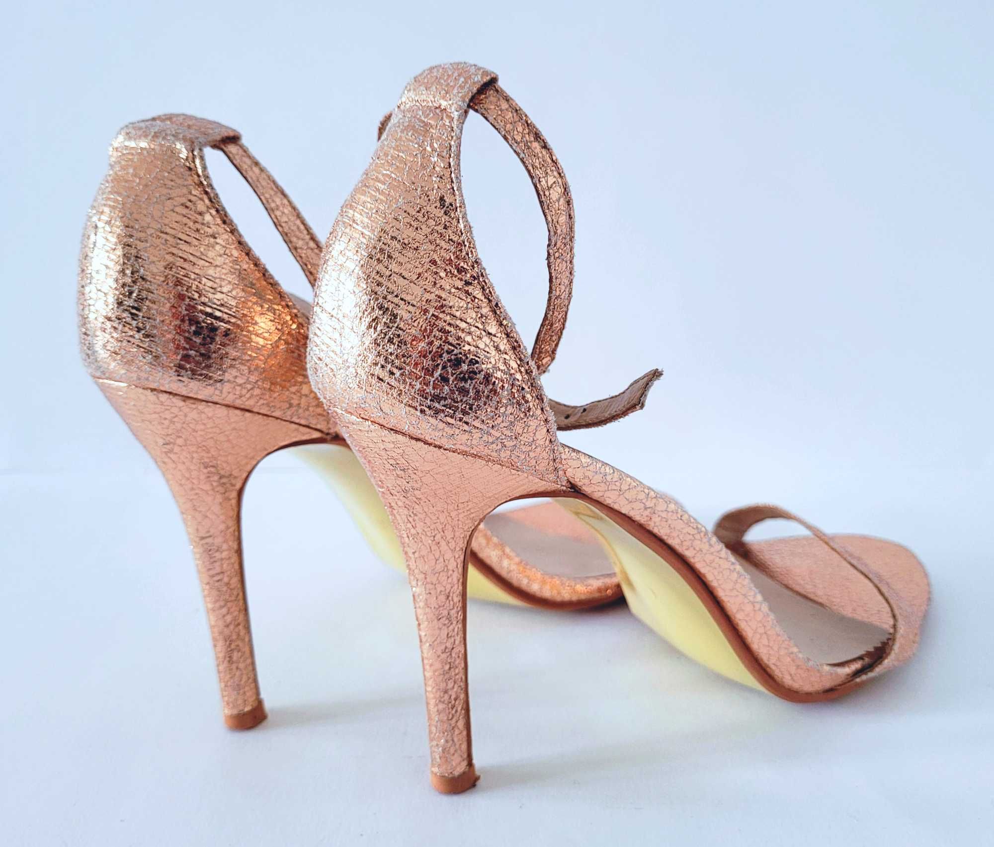 Błyszczące złote szpilki sandały Glamorous 39