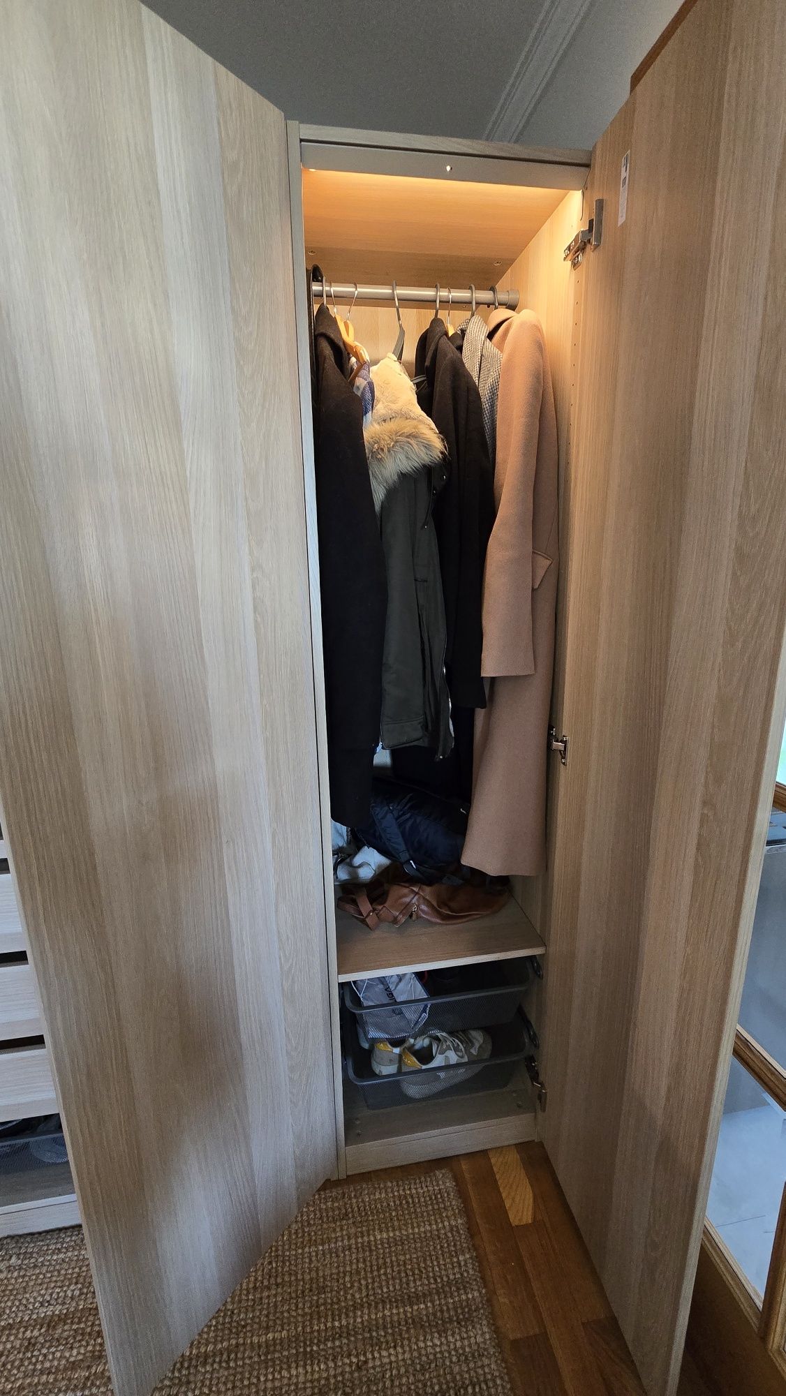 Roupeiro PAX IKEA com luz interior - Como novo (2024)