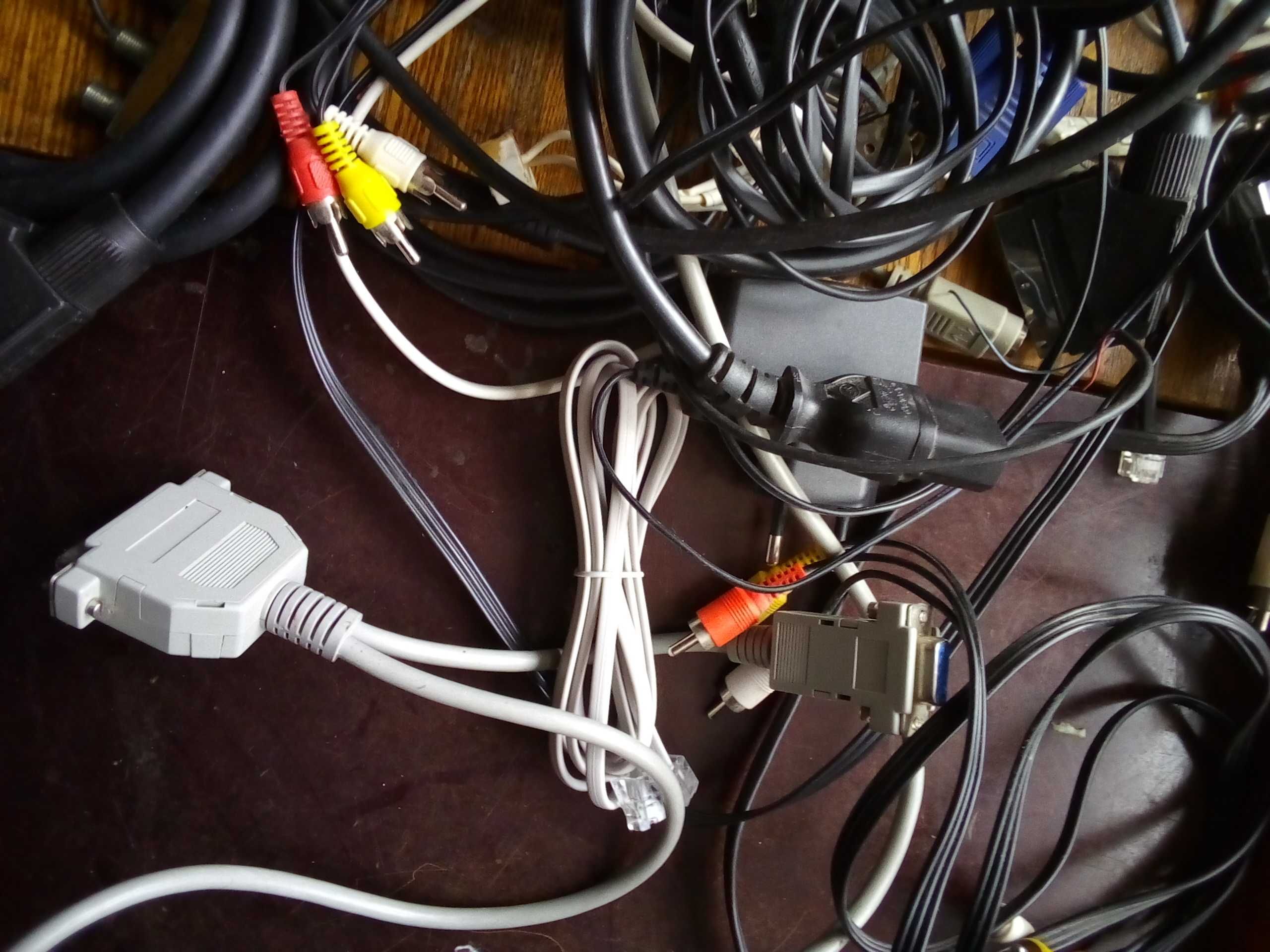 Провода, соединения, акссесуары  для кампа и телевизора